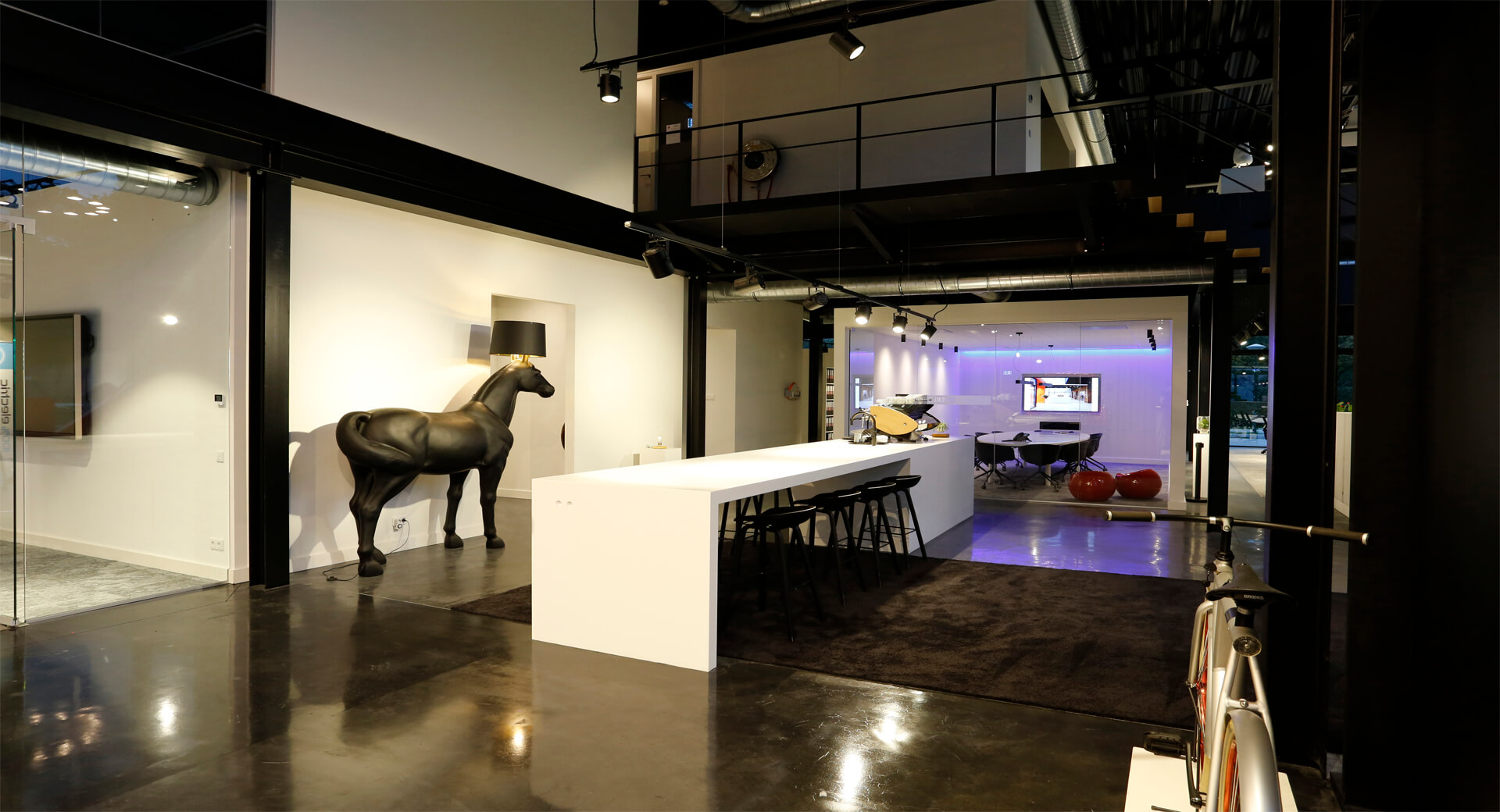 Moderne kantoorruimte met designmeubels en kunstobjecten.