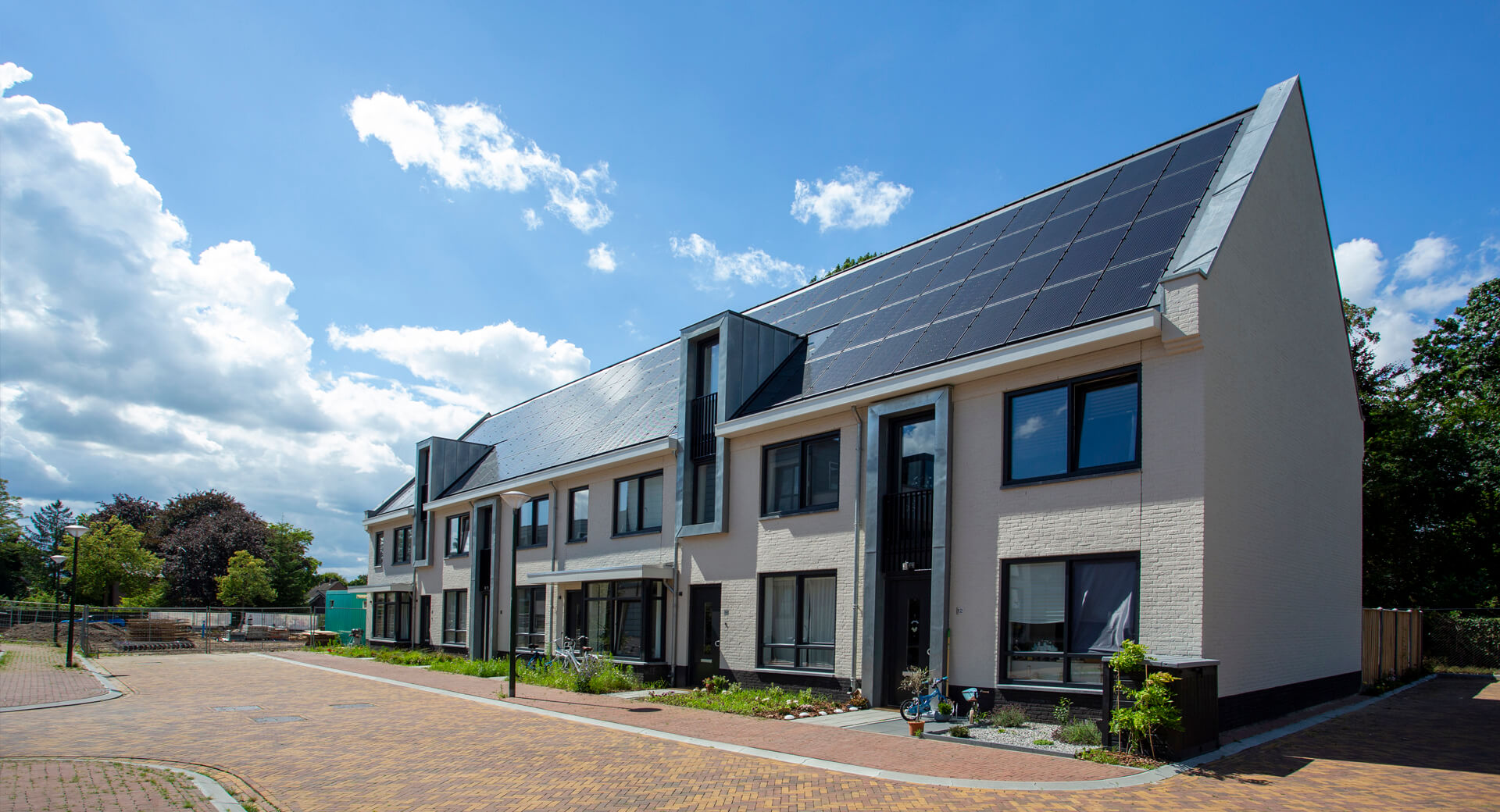 Moderne huizen met zonnepanelen op zonnige dag