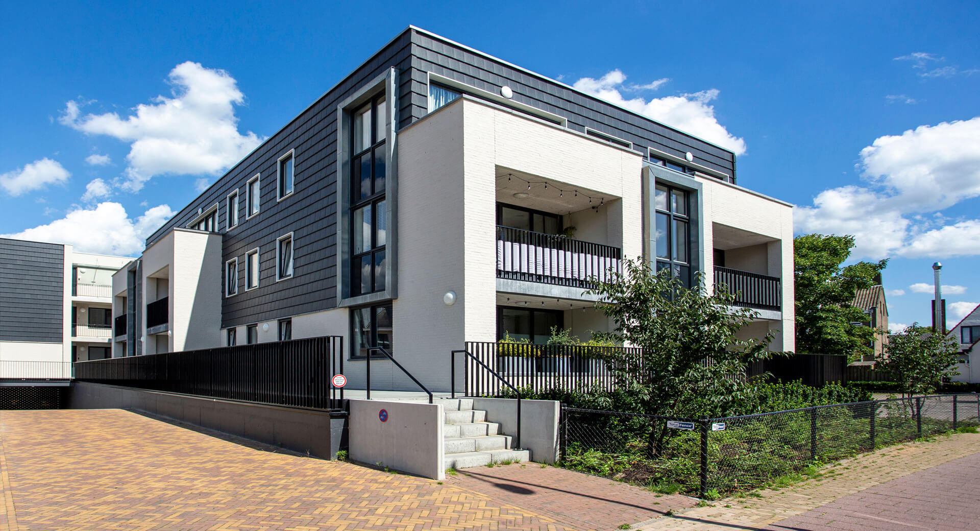 Modern appartementencomplex met blauwe lucht