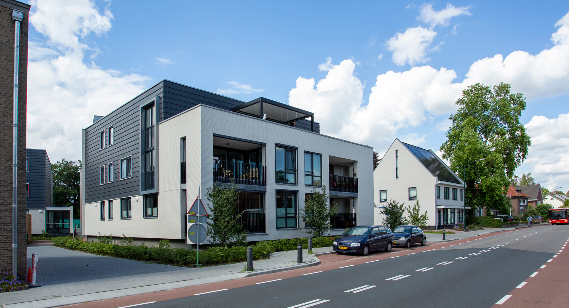 Moderne witte appartementen aan rustige straat.