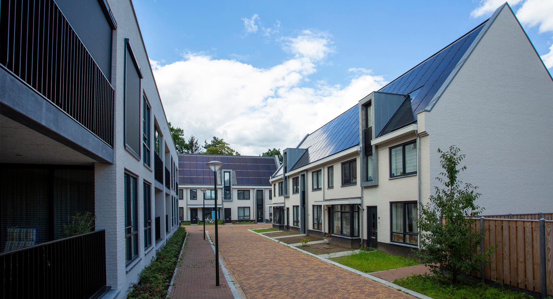 Moderne woningen met zonnepanelen op rustige straat