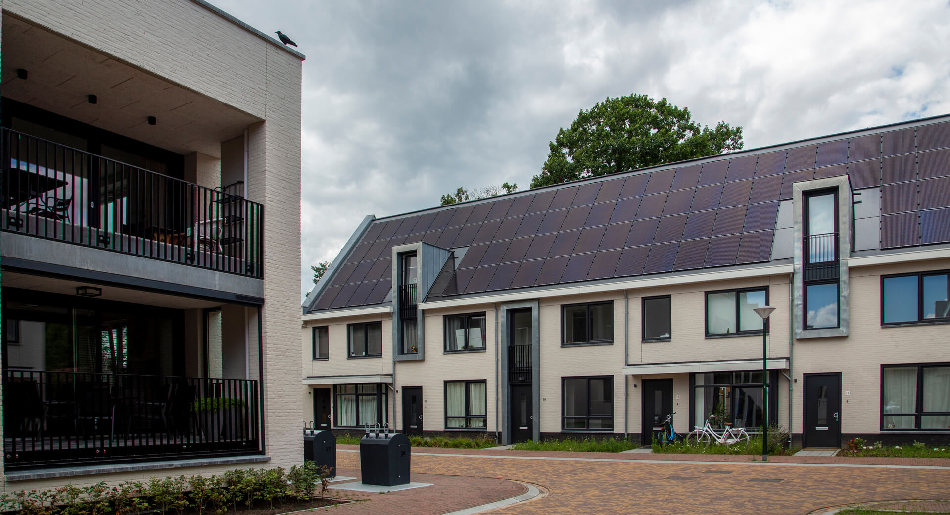Woningen met zonnepanelen op dak in moderne buurt