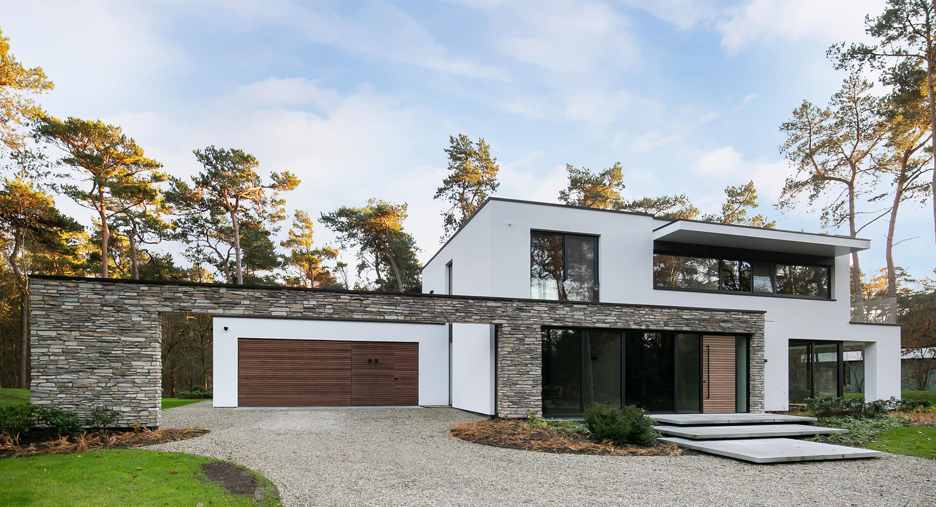 Moderne villa met stenen gevel.