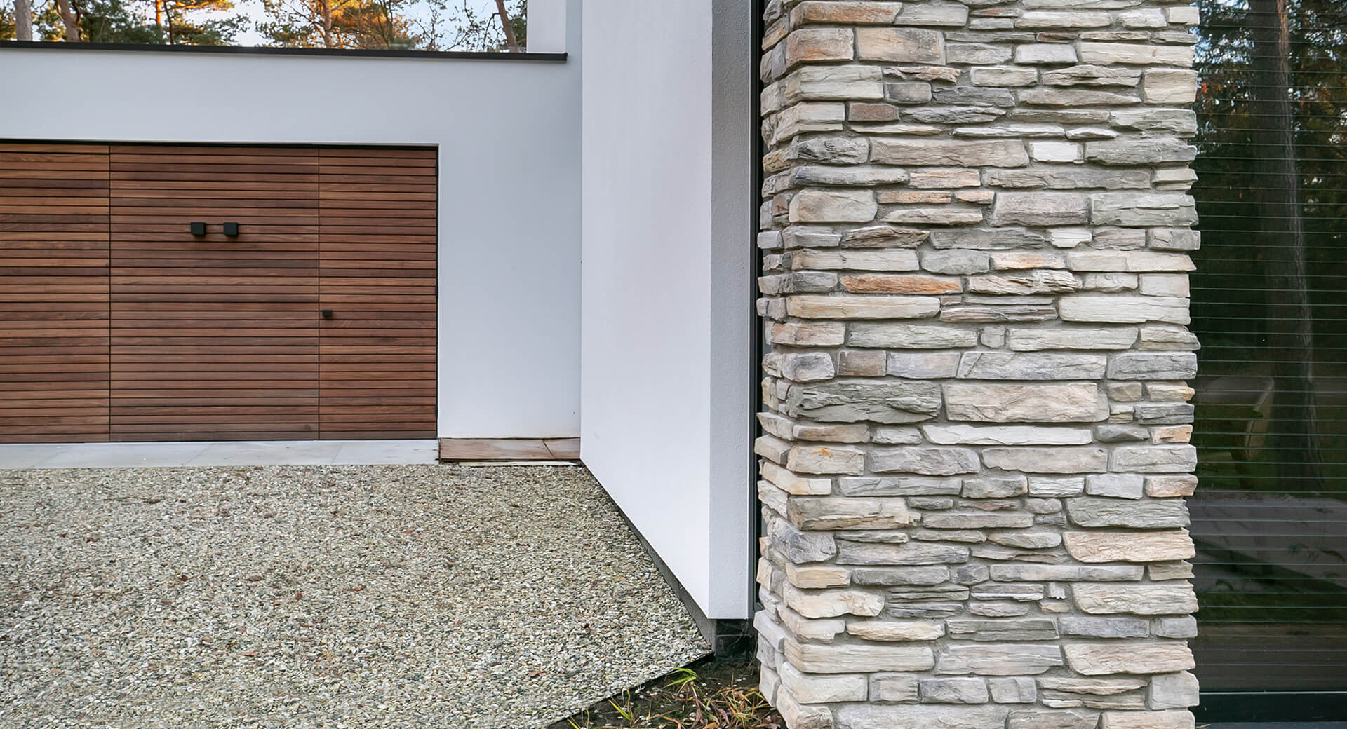 Moderne gevel met hout en steen, minimalistisch ontwerp.