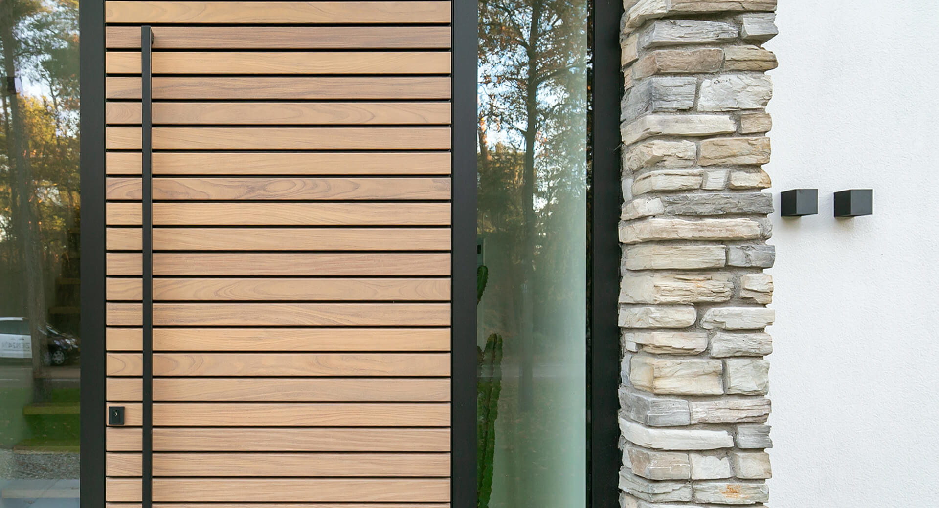 Moderne houten voordeur met glazen paneel links